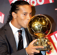 L�attaquant br�silien du FC Barcelone Ronaldinho a �t� d�sign� lundi Ballon d�or 2005 par France Football. Cette r�compense vient consacrer le joueur le plus spectaculaire du monde.
